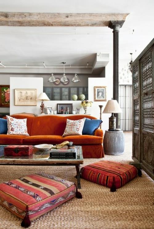 Marokański styl w aranżacji wnętrz pomarańczowa sofa w salonie