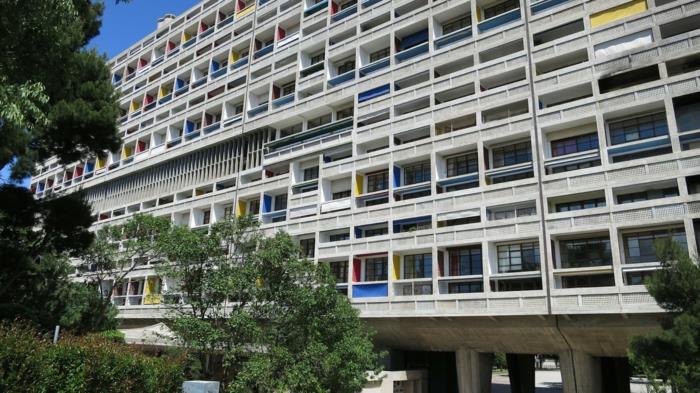 solidna budowa domu brutalizm architektura le corbusier cite radieuse blok mieszkalny fasada kolorowa