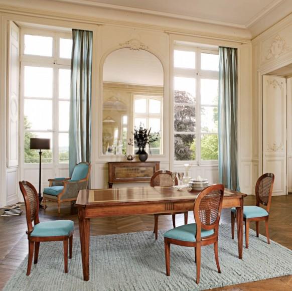 Table en bois massif salle à manger rideaux bleus
