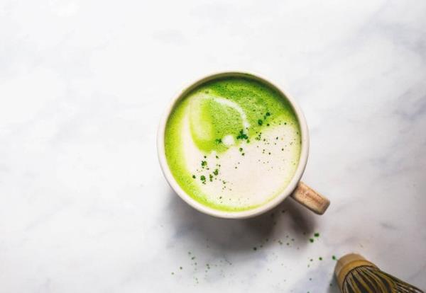 Matcha latte z mlekiem grochowym