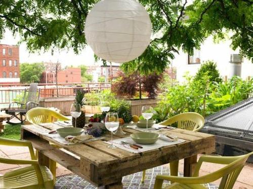 table de palette de meubles en bois à l'extérieur de la fête massive