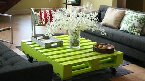 meuble en bois palette de table peint vert idée vase fleurs