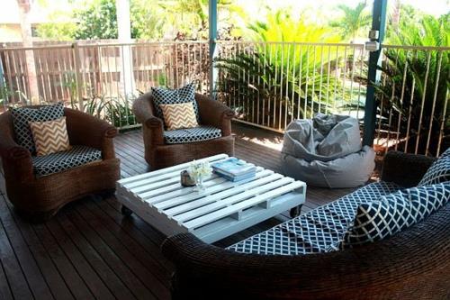 meubles en bois palettes table basse blanche terrasse