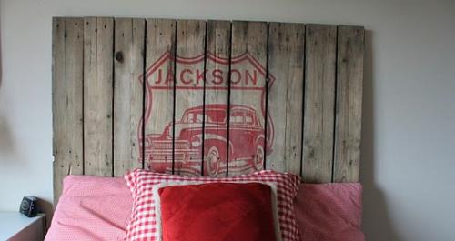 meubles palettes en bois tête de lit lit design oreiller rouge