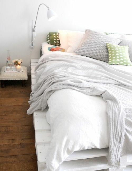 meubles palettes en bois tête de lit lit literie blanche