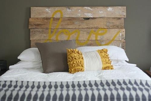 meubles palettes en bois chambre tête de lit oreillers jaunes