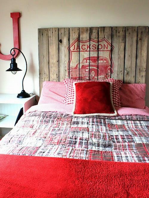 meubles palettes en bois chambre à coucher rouges couvre-lits tête de lit
