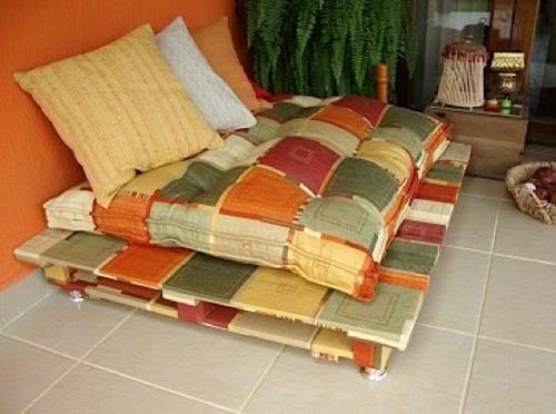 meubles palettes en bois coussins d'assise coussins recouverts de tissu coloré