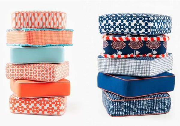 tissus d'ameublement recouverts de coussins aux motifs colorés