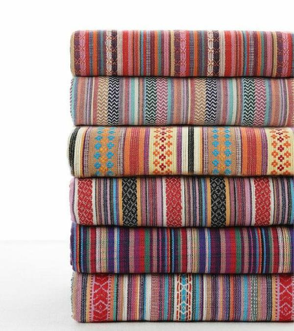 tissus d'ameublement dessins colorés chaises rembourrées hétéroclites se référer à la restauration de meubles anciens