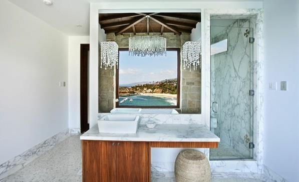 La salle de bain méditerranéenne conçoit des surfaces en marbre