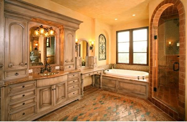 Les designs de salle de bain sont chaleureusement décorés