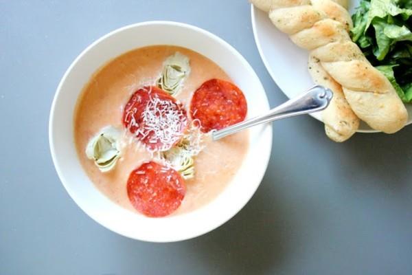 Soupe de pizza méditerranéenne avec bâtonnets de pain d'artichaut à la tomate