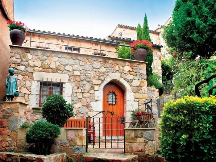 conception de jardin méditerranéen belle façade de maison