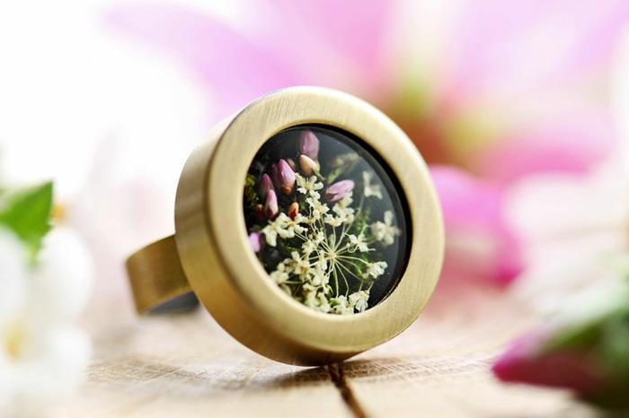 bague en laiton ronde fleurs herborisées bijoux elfe