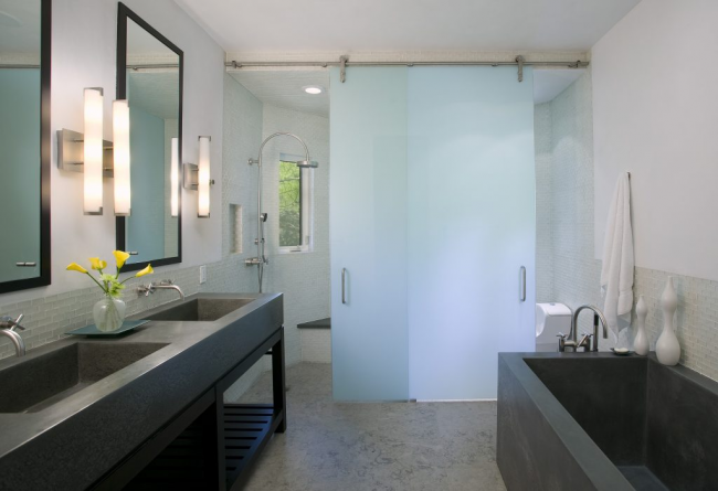 Milchglas-Schiebetüren sind perfekt für die Zonierung eines kombinierten Badezimmers