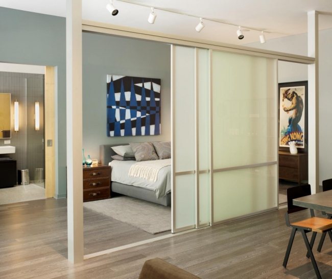 أبواب منزلقة داخلية مصنوعة من الزجاج المصنفر تفصل مساحة غرفة النوم