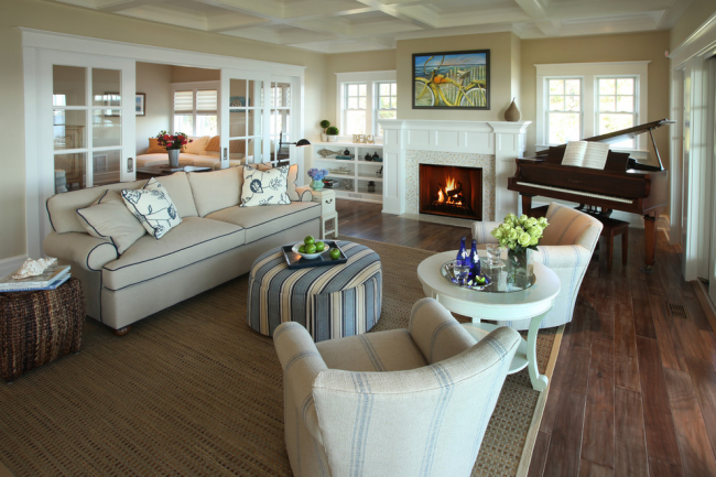 Ein helles Wohnzimmer mit kombinierten Innentüren aus Holz und Glas, die dem Innenraum Leichtigkeit und Luftigkeit verleihen