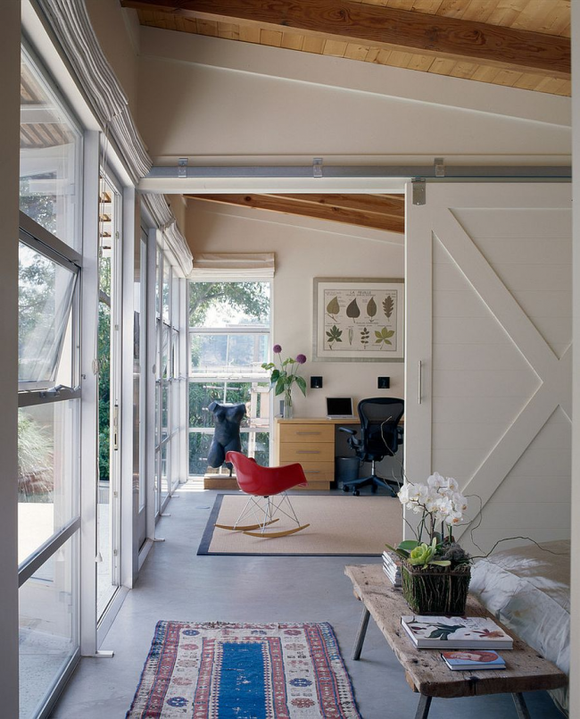 Weiß dekorierte Holzschiebetüren im Inneren ergänzen das gesamte Interieur perfekt