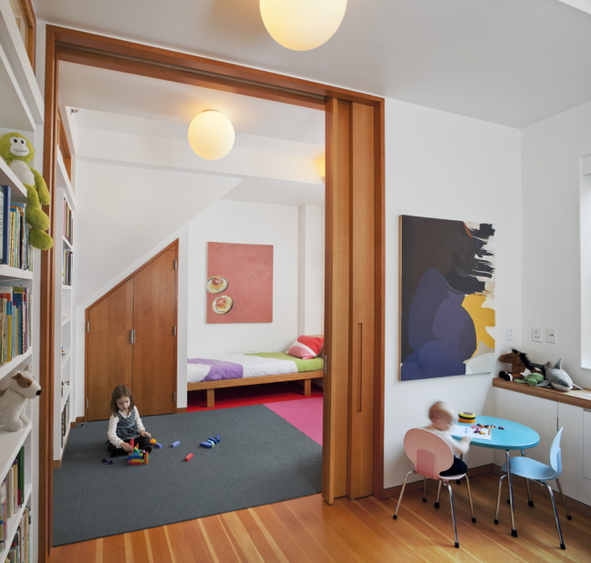 Faltbare Holzschiebetüren für den Innenbereich werden zu einer praktischen und sicheren Lösung für ein Kinderzimmer