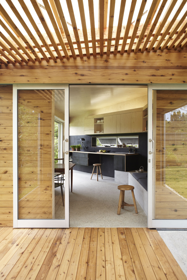 Luftige Glasschiebetüren harmonieren perfekt mit der Dekoration des Hauses aus Naturholz