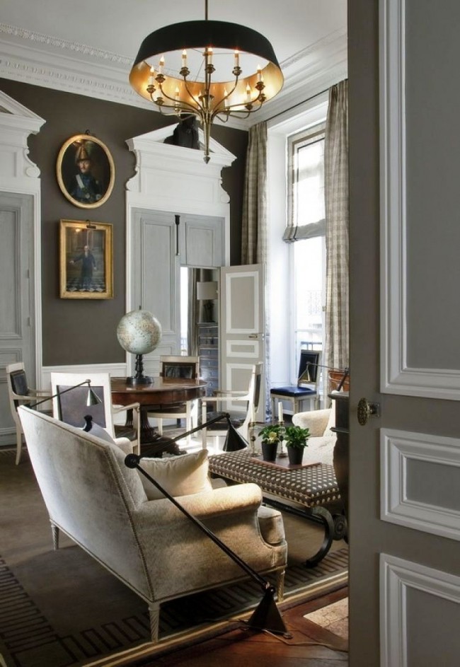 Grau-weiße Innentüren im Inneren eines klassischen Wohnzimmers