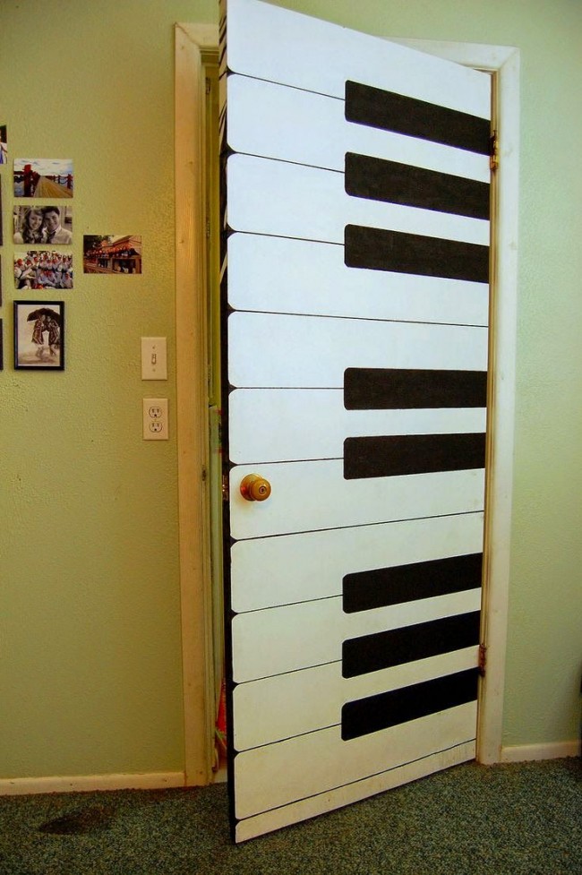 Tapete in Form von Klaviertasten an Innentüren geklebt