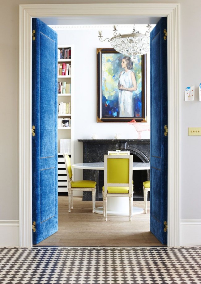 Luxuriöse Schwingtüren in Blau mit Samtstruktur eignen sich für ein klassisches Interieur
