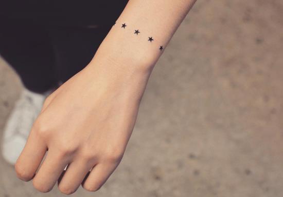 micro bracelet tatouage étoiles