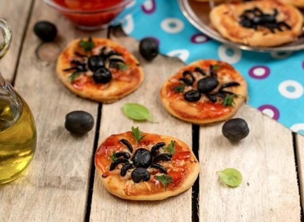 mini pizza na halloween