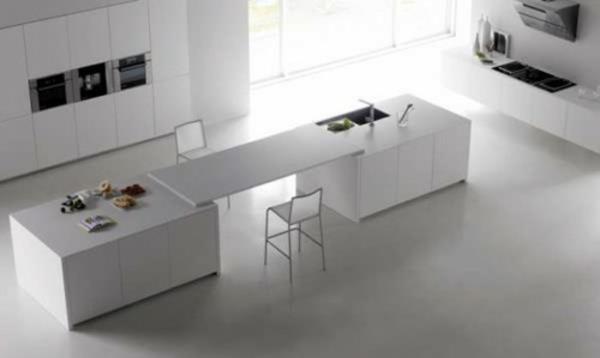 minimalistyczna biała kuchnia z jadalnią w mieszkaniu