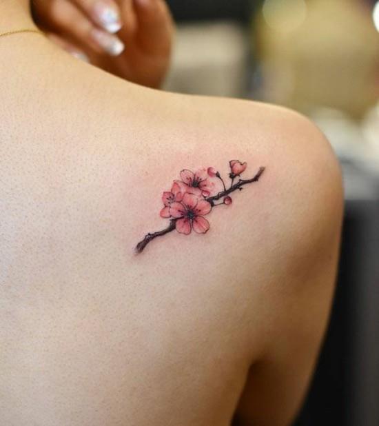 minimalistyczny tatuaż z kwiatem wiśni