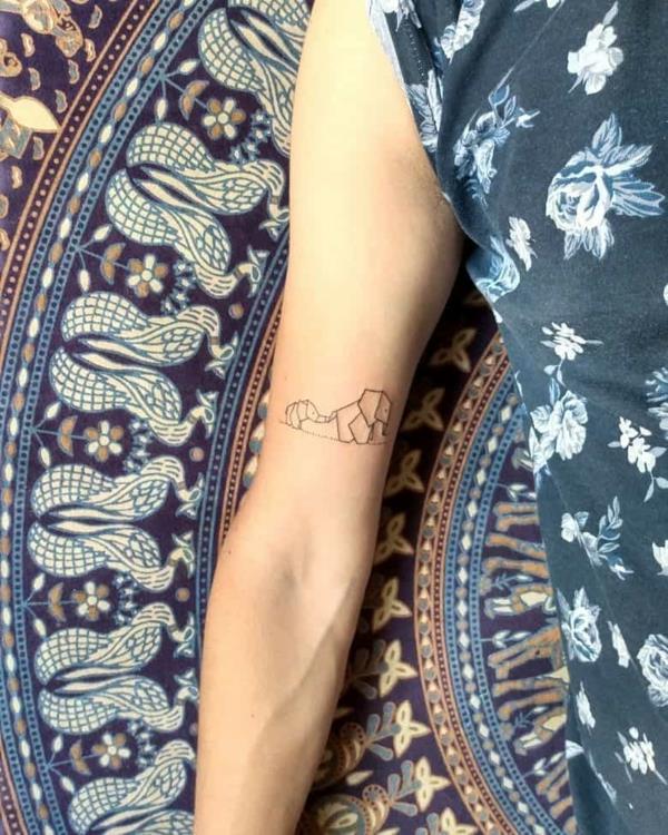 éléphant de tatouage ohana minimaliste