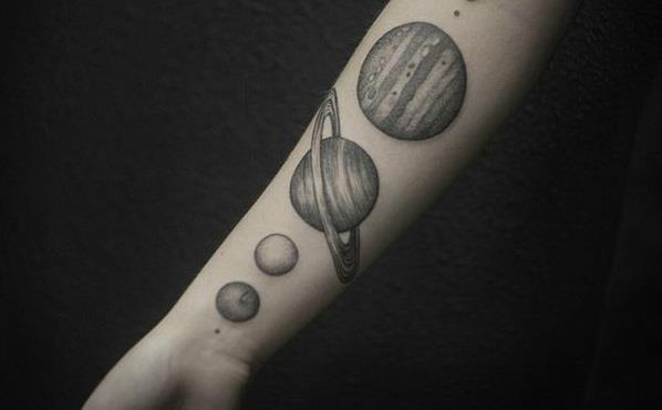 tatouages ​​femmes modèles motifs système solaire