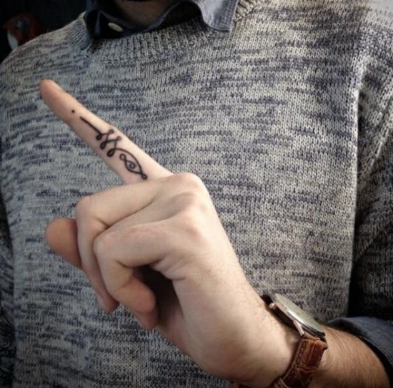 mężczyźni unalome tatuaż palec bokiem