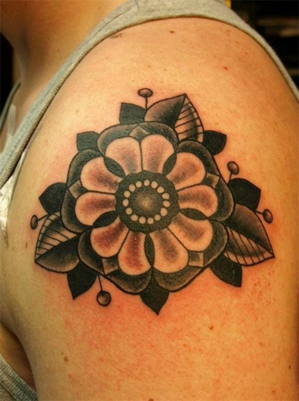 tatouage bras bras fleur noir et gris