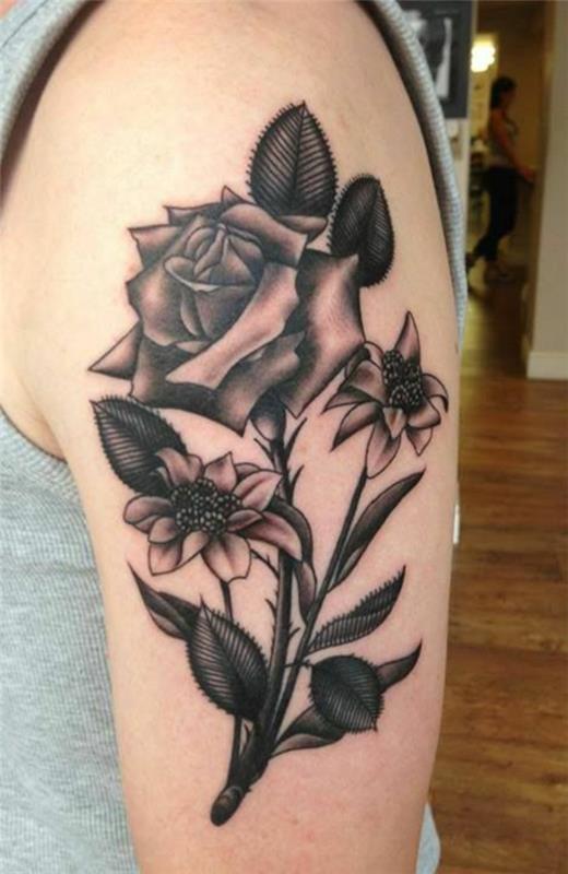 tatouage bras bras fleurs et rose