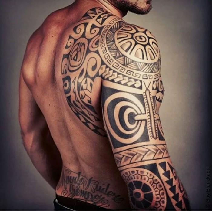 bras d'épaule de tatouage maori masculin