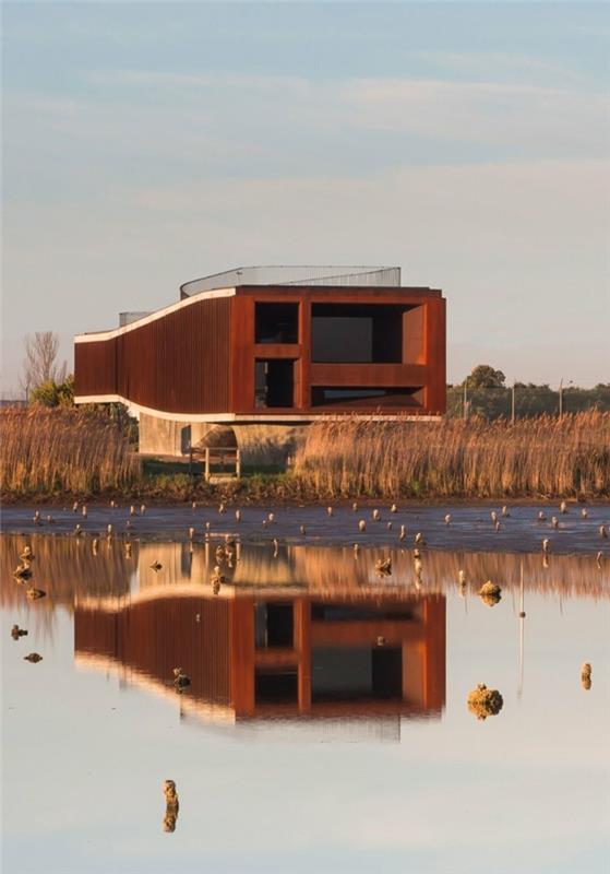 nowoczesna architektura nad wielkim jeziorem
