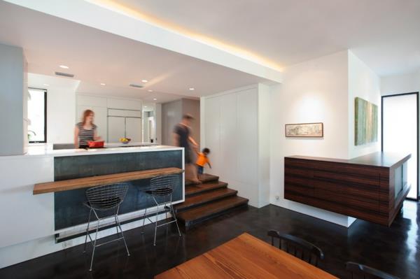 cuisine moderne avec îlot composants en bois escalier tendance
