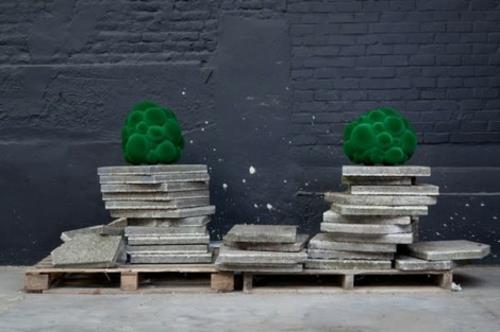 kolekcja-nowoczesnych-mebli-zielone-stołki-płyty-bruku