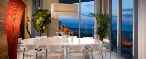table à manger de salle à manger moderne avec des chaises complètement blanches