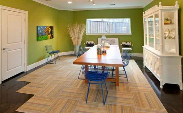 salle à manger moderne table à manger avec chaises moquette carreaux mur couleur vert