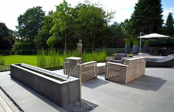 Przykłady nowoczesnych projektów ogrodowych z funkcją wody na patio