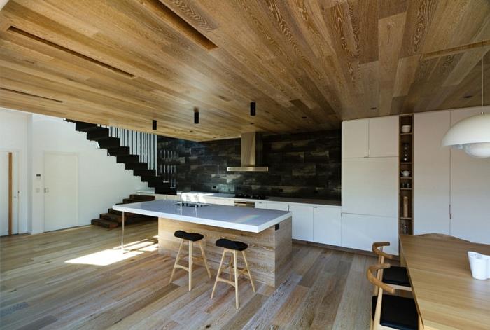 nowoczesne wnętrze wykonane z drewna, drewniana podłoga, drewniany sufit, otwarty plan
