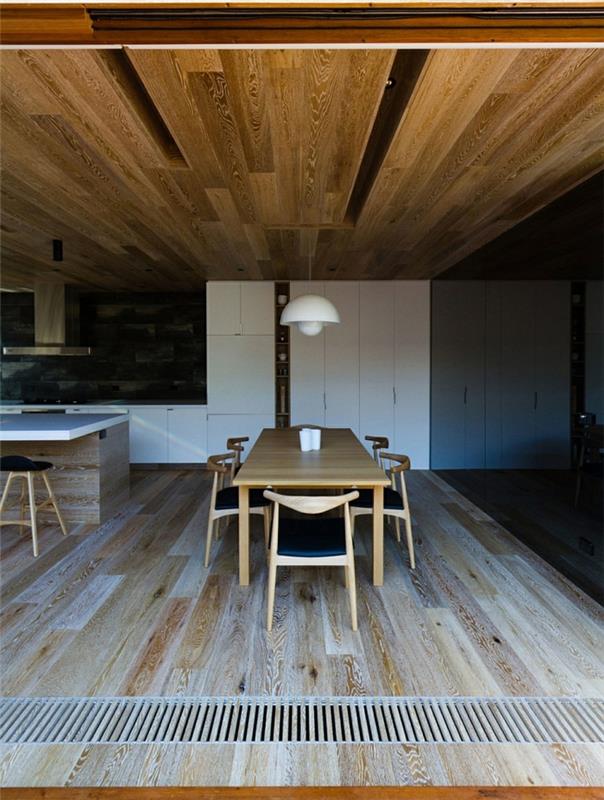 Nowoczesne wnętrze z słojów drewna, drewniana podłoga, drewniany sufit, stół jadalny z krzesłami
