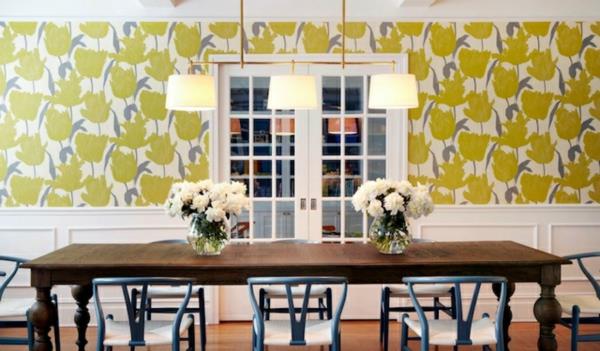 papier peint moderne dans la salle à manger avec de belles tulipes