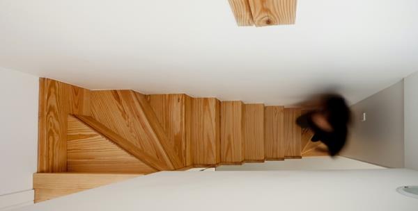 villa moderne en espagne design d'intérieur escalier en bois
