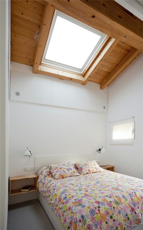 villa moderne en espagne design d'intérieur chambre au plafond en bois