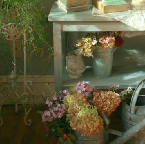 Table d'arrosoir de jardin de chambre fraîche vintage